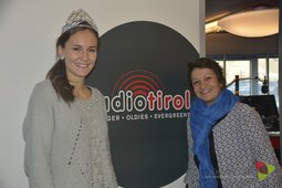Miss Südtirol Johanna Ciech mit Radio Tirol-Moderatorin Deborah Sparber