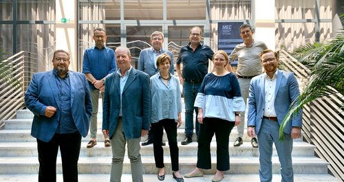 Der Vorstand und Mitglieder von „Südtirol hilft“ im Rahmen der Vollversammlung im Sommer im Hotel Four Points by Sheraton Bozen: (Erste Reihe v.l.n.r.) Präsident Heiner Feuer, Vizepräsident Leopold Kager (BNF), Ida Schacher Bauer (Präsidentin Südtiroler Krebshilfe), Verena Mengin (Caritas), Dieter Frickel (Hoteldirektor), (zweite Reihe v.l.n.r.) Marcus Unterkircher (Südtiroler Krebshilfe), Peter Gliera (Rechnungsprüfer), Martin Pfeifhofer und Heiner Schweigkofler.